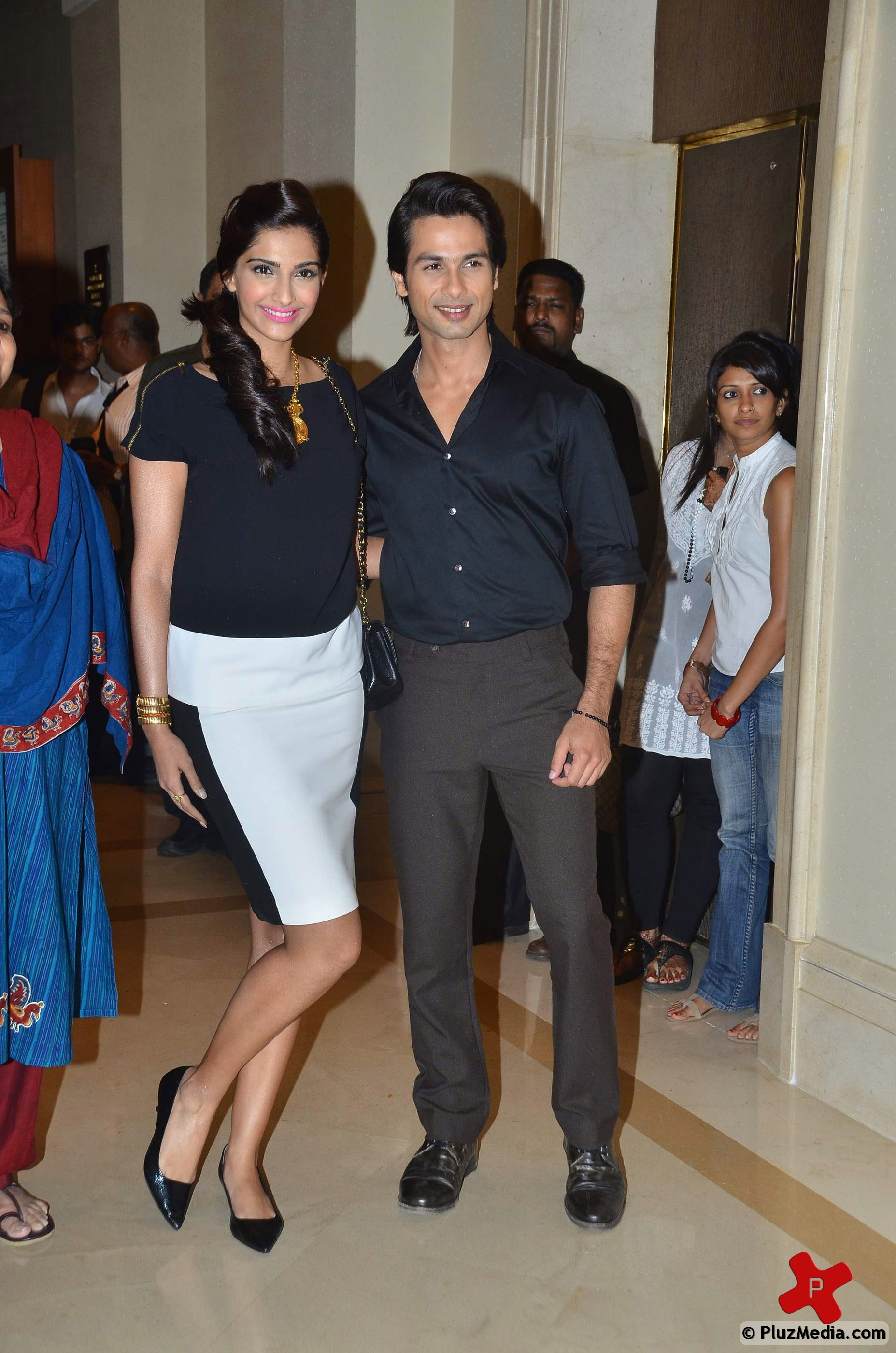 Shahid Kapoor and Sonam Kapoor speak to the media pictures | Picture 76313